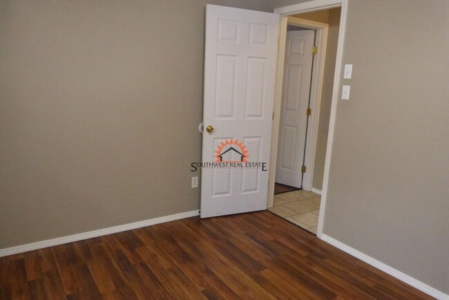 Building Photo - Cute 2 bedroom duplex