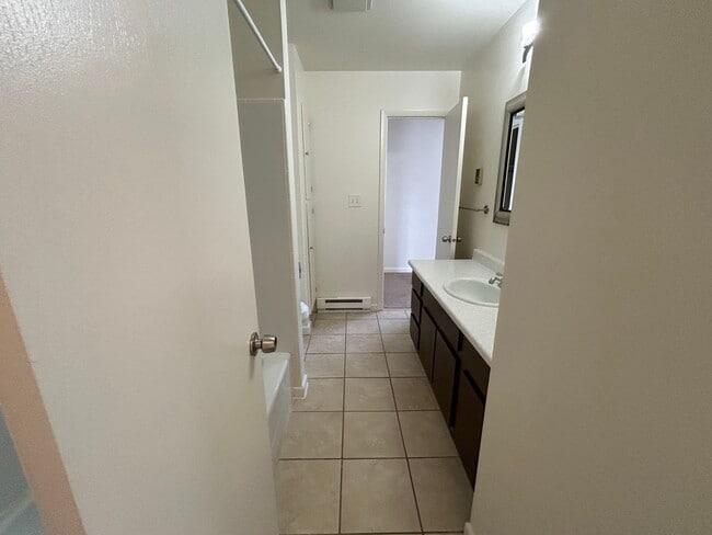 Building Photo - 3 Bed 1.5 Bath Townhome In Excellent Neighborhood