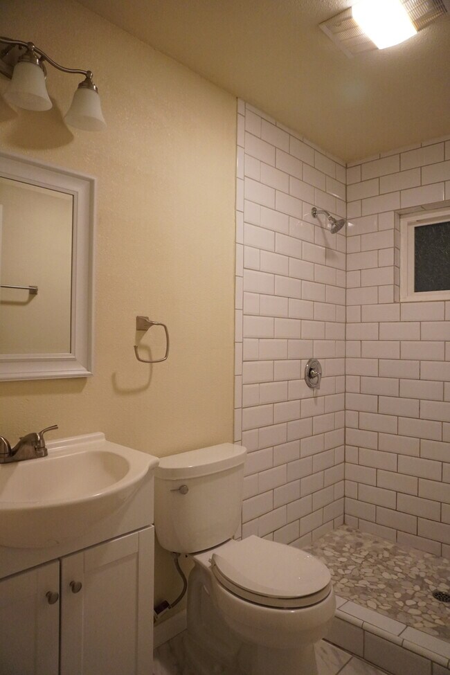 Building Photo - Beautifully remodeled halfplex in desirable Granite Bay!