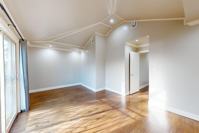 Building Photo - 59B Bleecker St