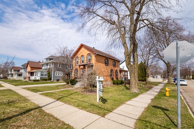 Building Photo - 476 Linden St