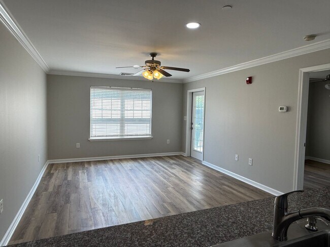 Building Photo - Immaculate 3/2bath one level unit- ETSU Campus