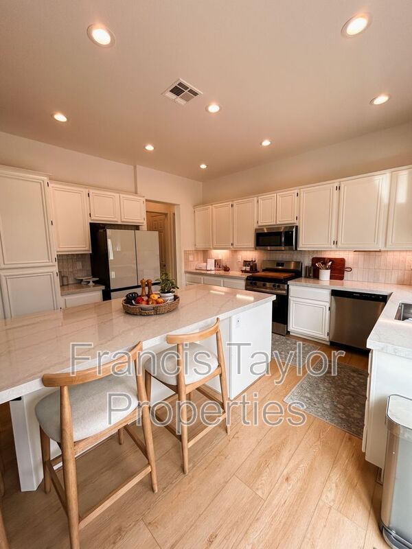 Building Photo - 27027 Sunningdale Way