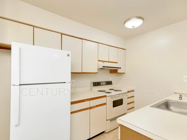 Building Photo - 8647 Beekman Pl