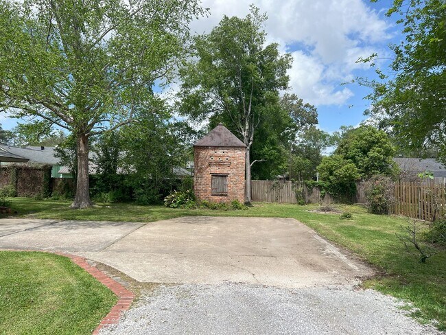 Building Photo - Beautiful Home on Esplanade across from Go...