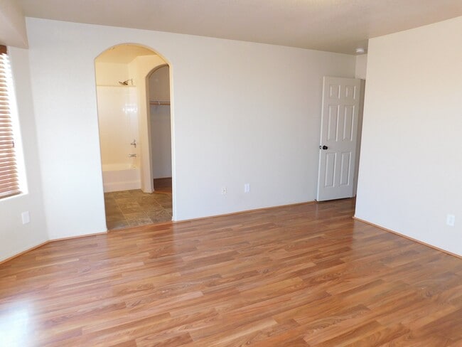 Building Photo - 4 BEDROOM HOME IN SAGUARO!