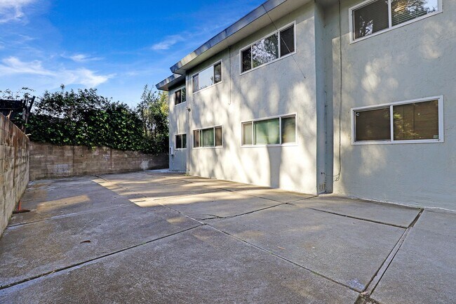 Building Photo - 3554 Pierson St