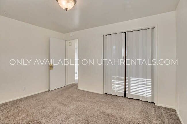 Building Photo - 2233 S 200 W