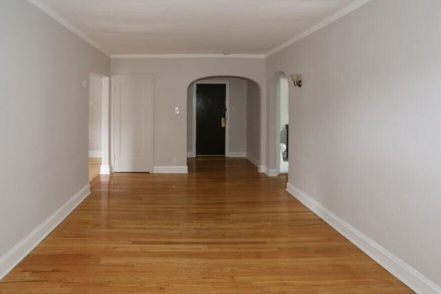 Building Photo - 2220 W Ainslie St