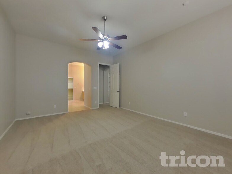 Building Photo - 7251 W Paradise Ln