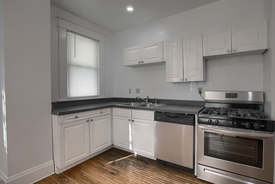 Building Photo - 2661 Indianola Ave