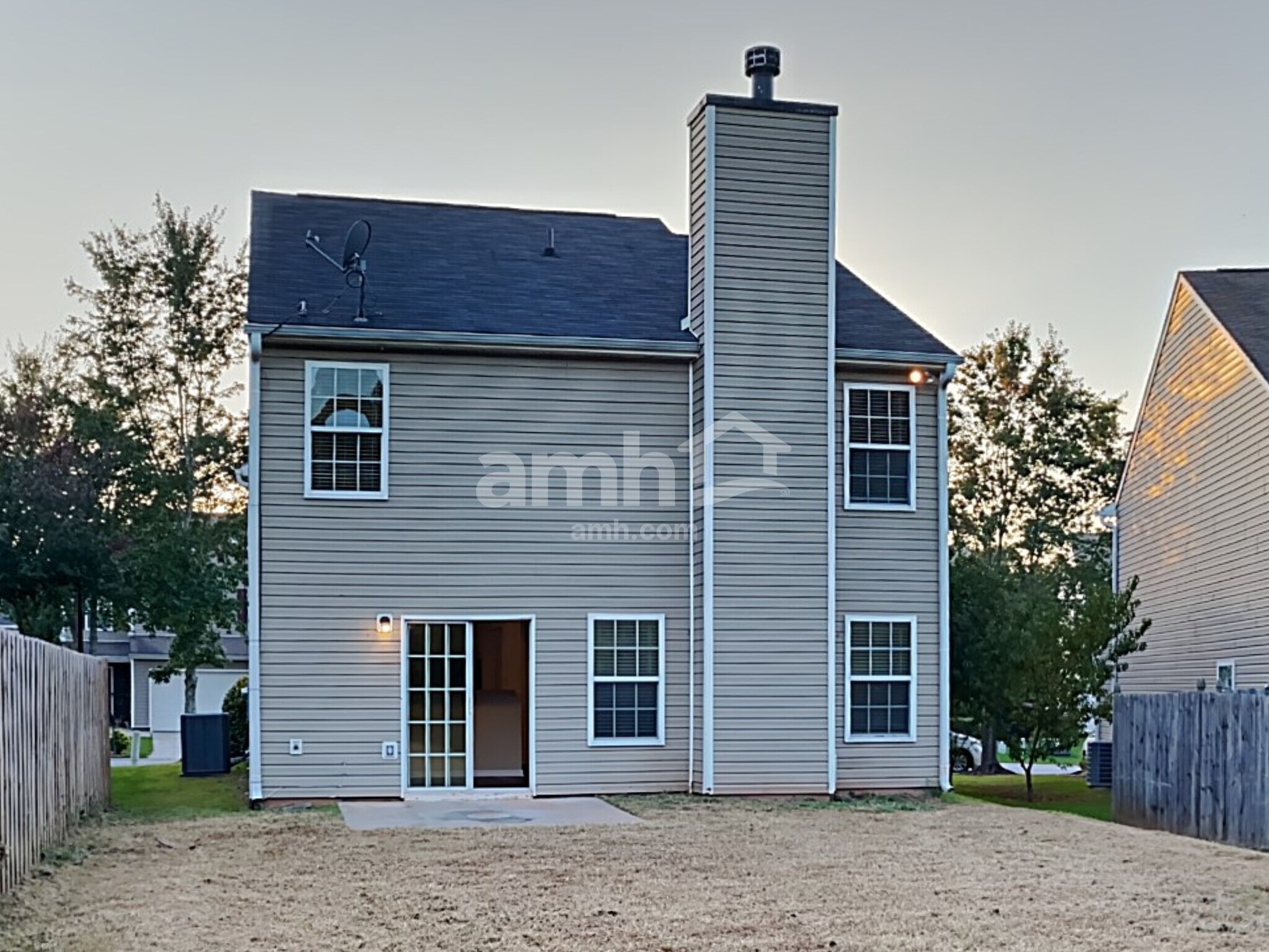 Building Photo - 2920 Mayfair Dr