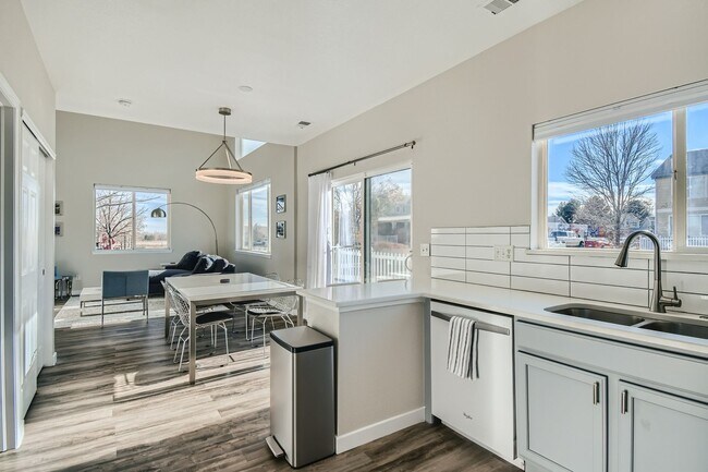 Building Photo - Lovely 3 BDR/3BA Home - 20 Minutes to Denver