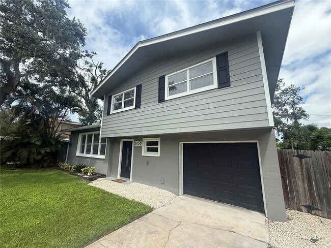 Building Photo - 3135 Alta Vista St