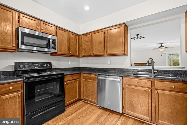 Building Photo - 6088 Heatherwood Dr