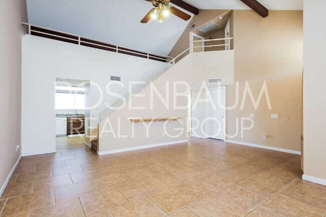 Building Photo - Gorgeous 3-beds, 3-baths home in the Suncr...