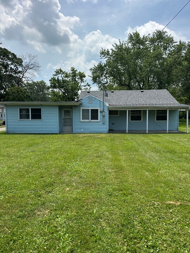Building Photo - 3114 W Devon Rd
