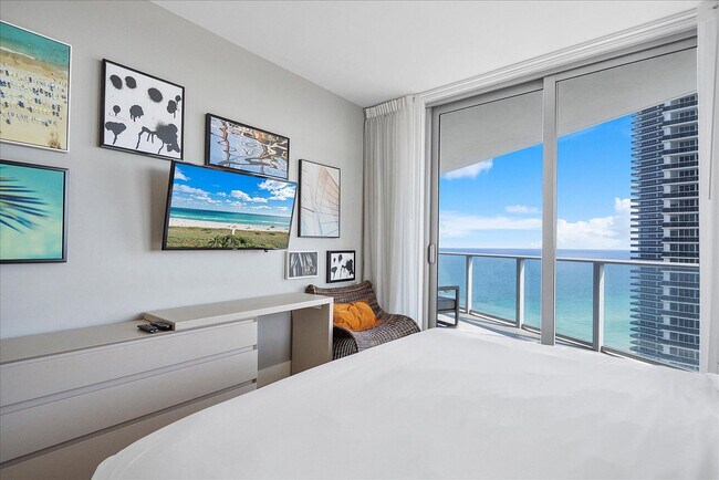 Building Photo - 4011 S Ocean Dr