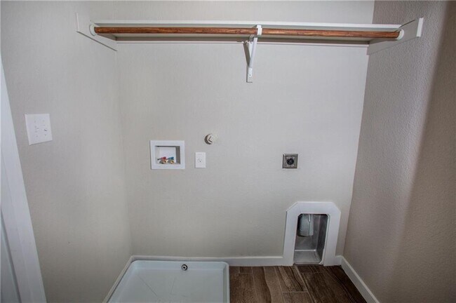 Building Photo - 137 Lakeview Ct