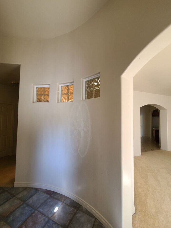 Building Photo - 4/2 bathroom located close to schools, sho...