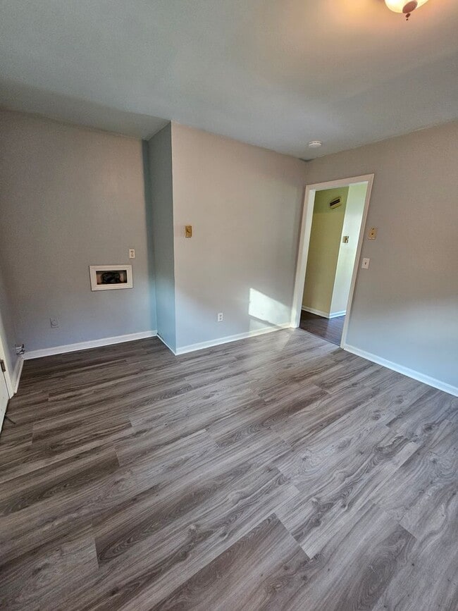 Building Photo - 2 BR off Old Winston Rd!