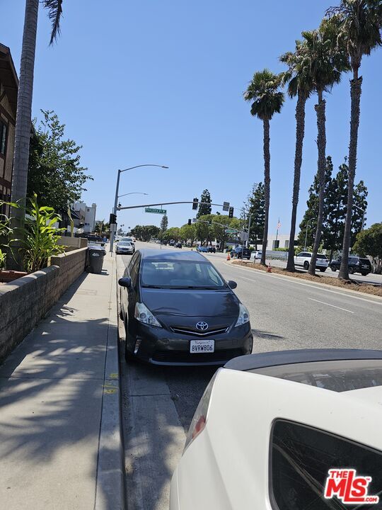 Building Photo - 2112 Manhattan Beach Blvd