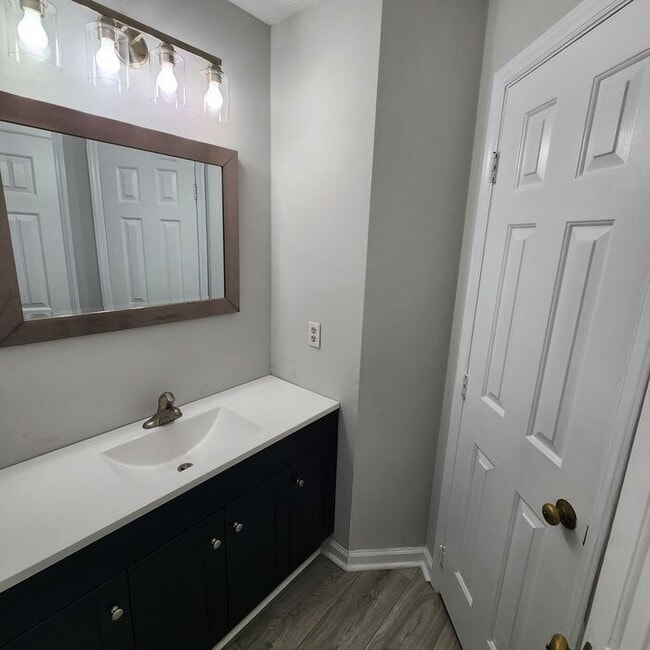 Building Photo - 5712 Finsbury Ct