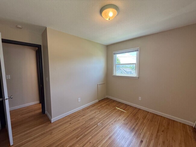 Building Photo - 560-562 37th Ave NE