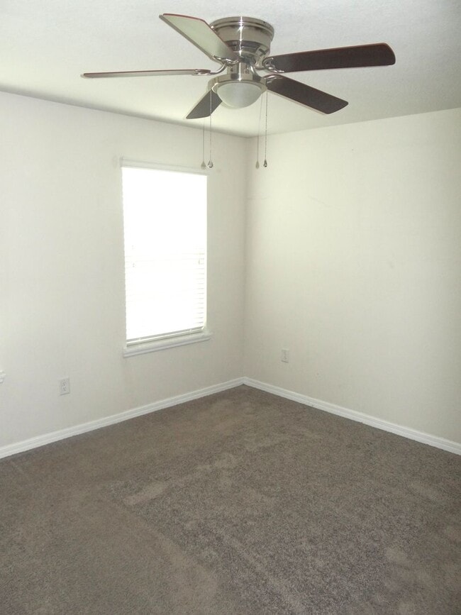 Building Photo - Spacious family home - 4 bedroom, 2.5 bath in Riverview