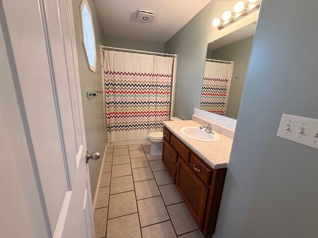 Building Photo - Beautiful Split Level in Northern Heights
