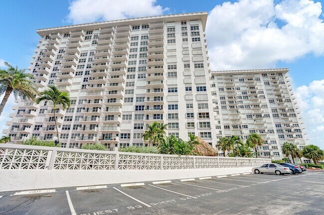 Building Photo - Beautiful 2 bedroom 1.5 bath Condo