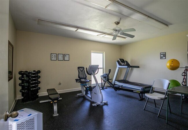 Building Photo - 7461 W Country Club Dr N