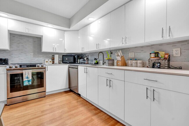 Building Photo - 1904 S Ocean Dr