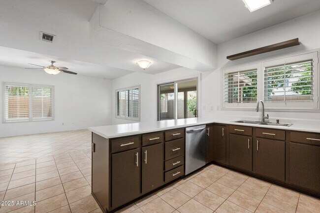 Building Photo - 4529 E Bluefield Ave