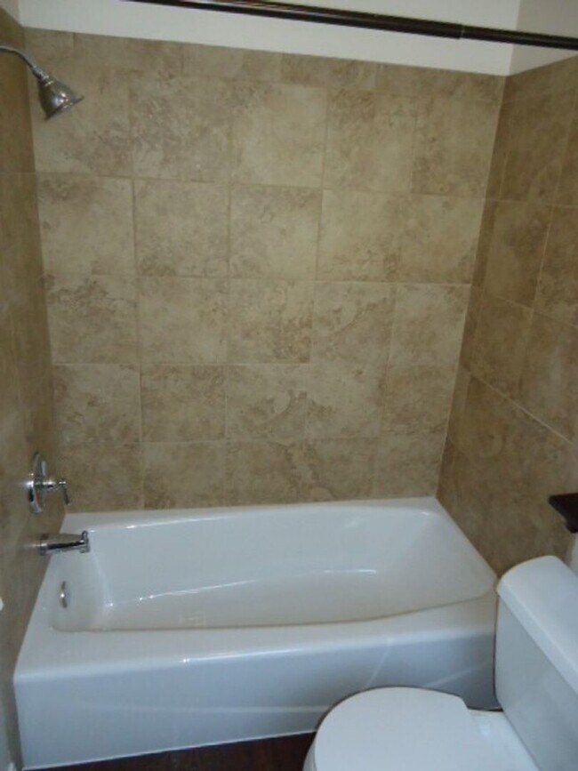 Building Photo - 2 bedroom 1 bathroom Craftsman Home locate...
