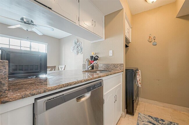 Building Photo - 2101 Fountain View Dr