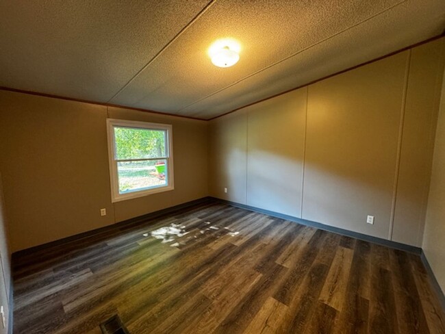 Building Photo - 3 Bedrooms 2 Bath Home, freshly painted, n...