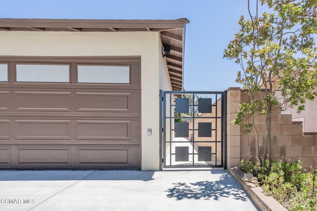 Building Photo - 3242 Hereford Ct