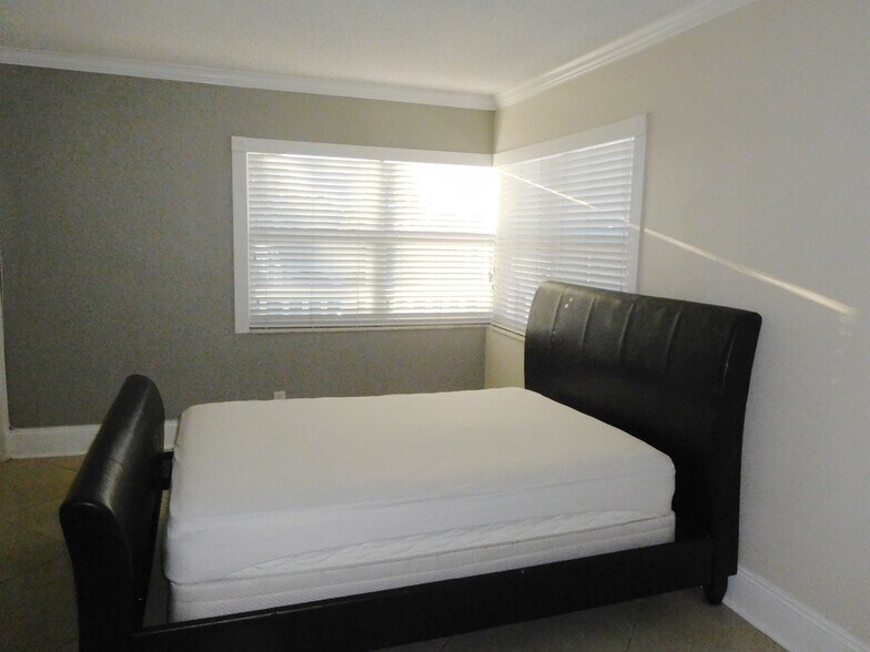 Master bedroom with double bed - 112 S Federal Hwy