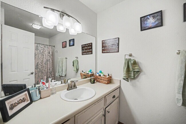Building Photo - Cozy & Spacious 2BR Top-Floor Condo in Lakewood