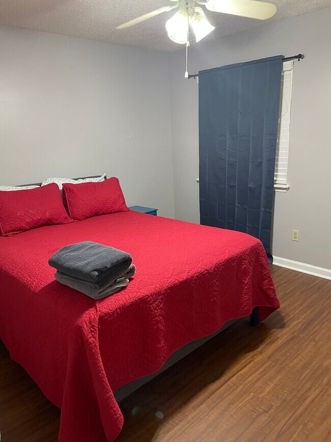 Building Photo - Cozy 1 bedroom townhome