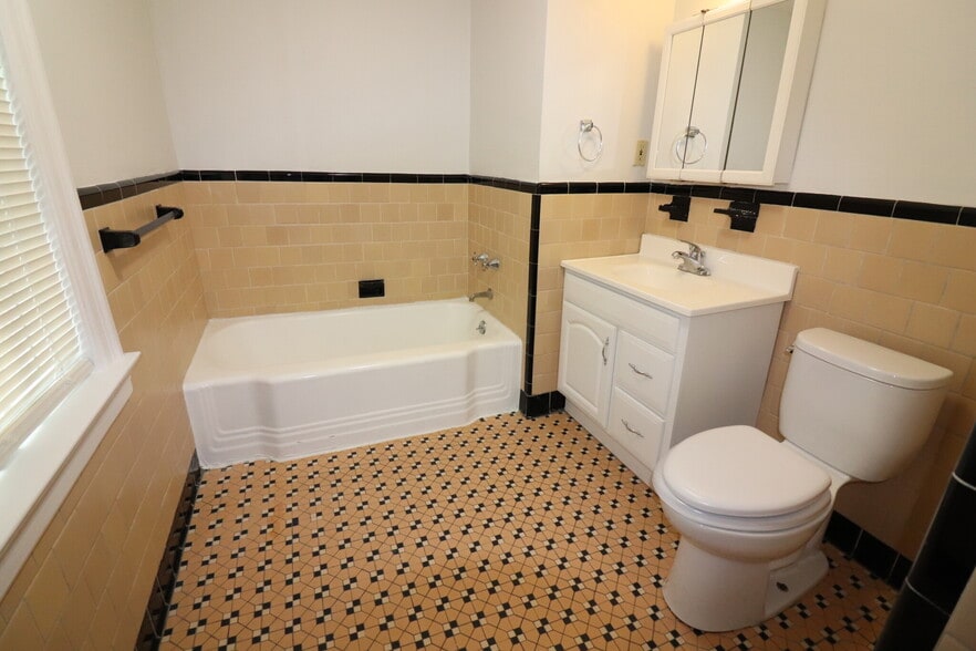 Building Photo - 72 Summit Ave