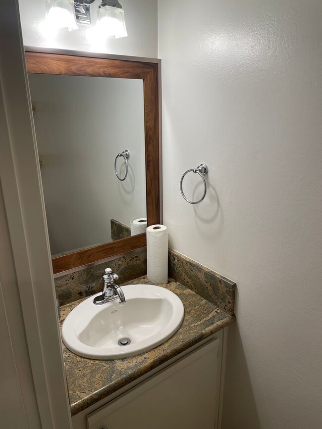 Building Photo - Two Bedroom 1.5 Bath Townhome unit in Standford Park HOA