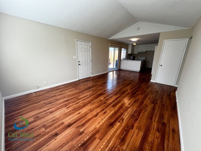 Building Photo - $2,895 Cute cozy 2/1 Condominium in South ...
