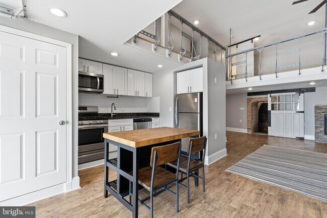 Building Photo - 310 N 13th St