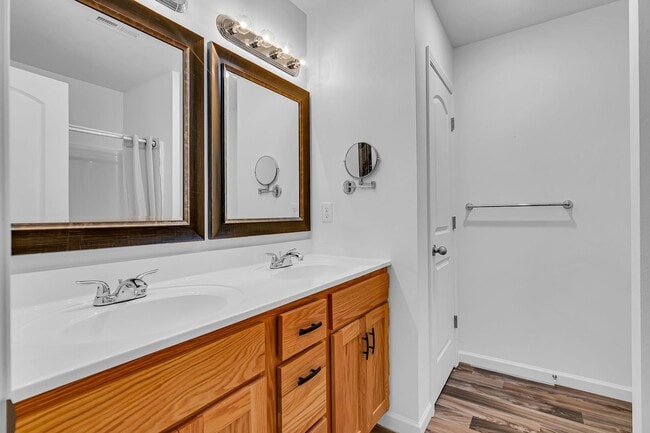 Building Photo - 3 bedroom 2 bath 2 Car Garage with fenced yard  for rent, Hollister, MO