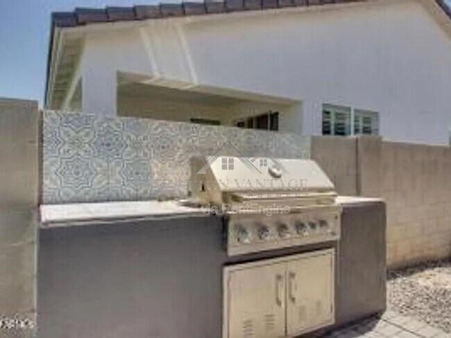 Building Photo - 37755 N Bentgrass Rd