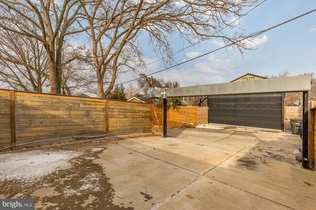 Building Photo - 2228 Kearny St NE