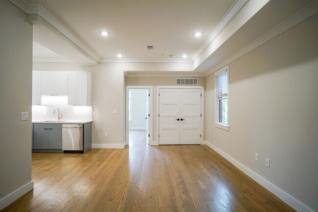 Building Photo - 464 Sumner St