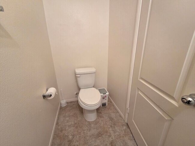 Building Photo - New Listing!